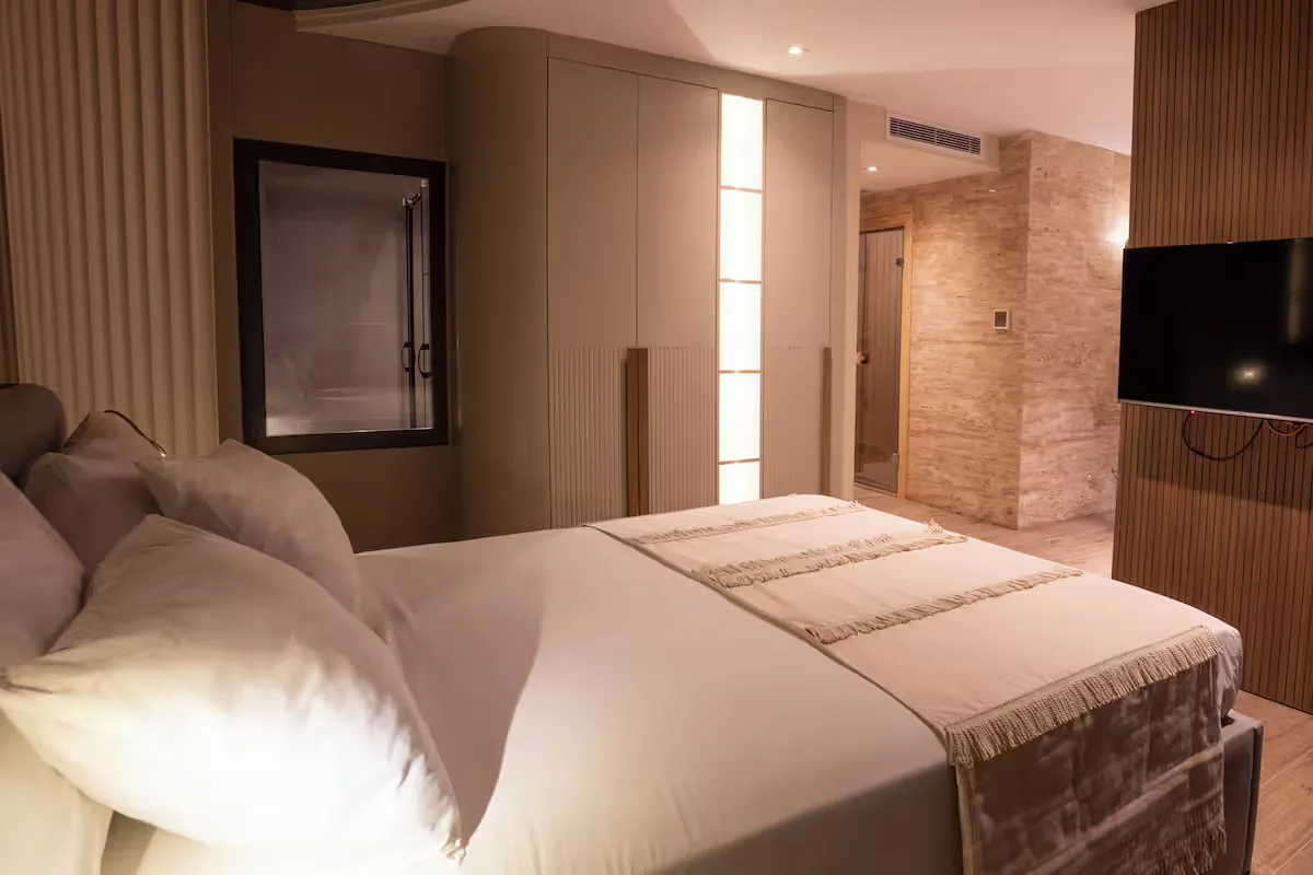 Honeymoon Suite