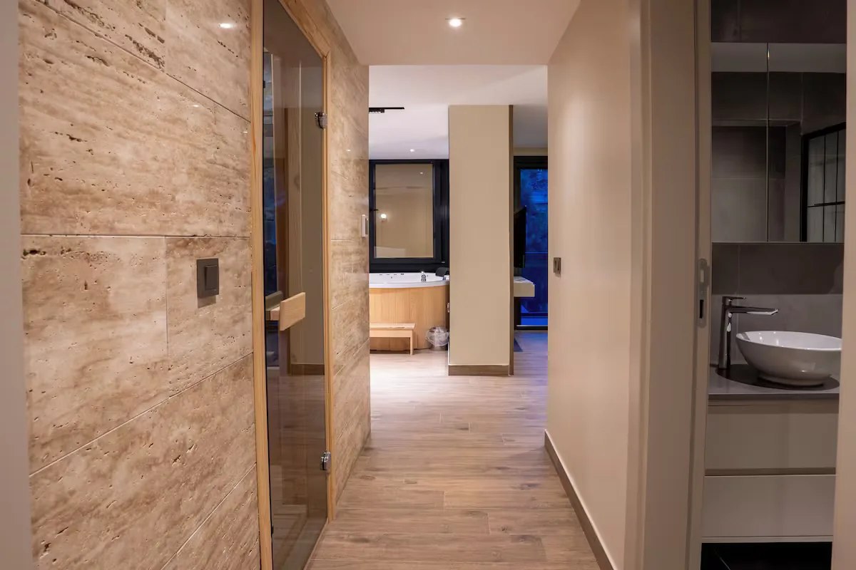 HONEYMOON SUITE - detail